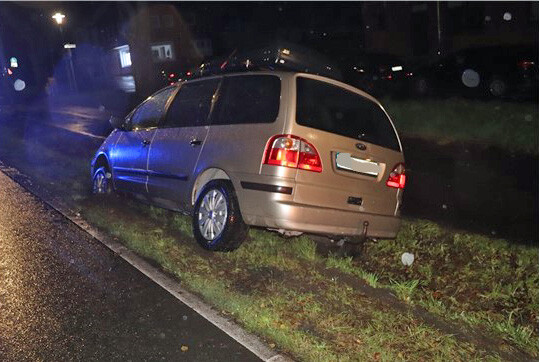 In Ratingen-Hösel ist ein Mann unter erheblichem Einfluss von Alkohol von der Fahrbahn abgekommen. Foto: Polizei In Ratingen-Hösel ist ein Mann unter erheblichem Einfluss von Alkohol von der Fahrbahn abgekommen. Foto: Polizei