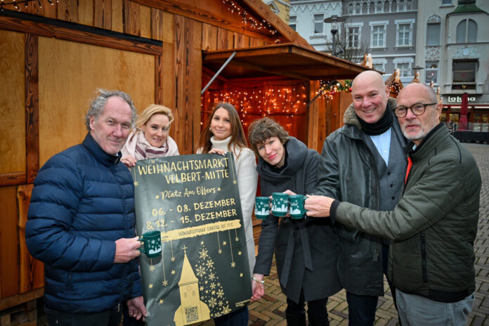 Freuen sich auf den Weihnachtsmarkt in Velbert: Beigeordneter Jörg Ostermann, Daniela Hantich und Bianca Anselm (beide Stadtmarketing), Pfarrerin Maret Schmerkotte, Bürgermeister Dirk Lukrafka und Volker Böhmer vom Vorstand von "Velbert Aktiv". Foto: Mathias Kehren