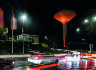 Der Wasserturm erstrahlt in Orange. Foto: WSW/Frank Gleitsmann