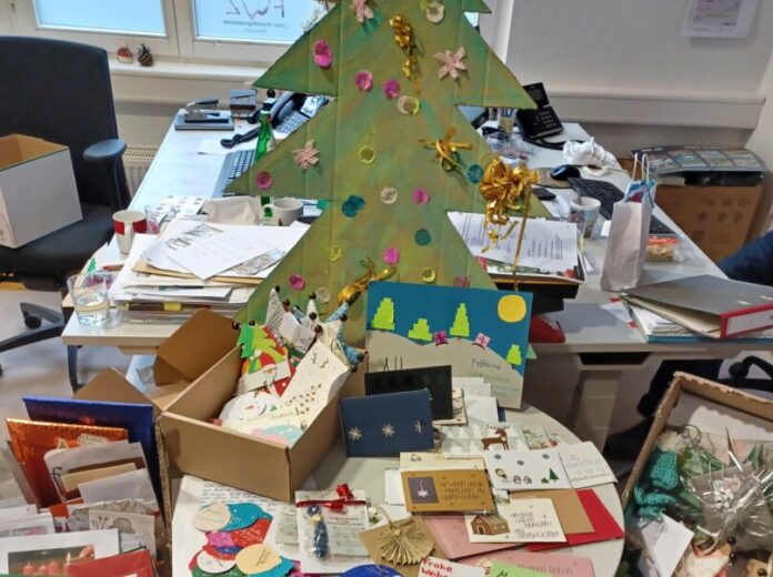 Mit der Weihnachtspost kann man anderen Menschen eine Freude bereiten. Foto: Caritas