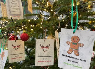 Im Weihnachtsbaum hängen viele Wunschzettel. Foto: Kreisstadt Mettmann