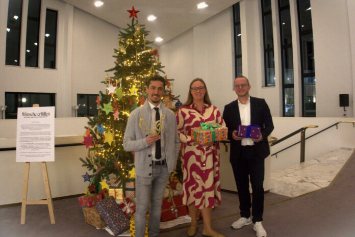 Der Wunschbaum im Foyer - darüber freuen sich Merle Fahrholz (Intendantin Aalto Musiktheater und Essener Philharmoniker), Armen Hakobyan (l.) und Marek Tůma (r.) (Intendanten Aalto Ballett Essen). Foto: TUP Essen
