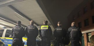 In einem gemeinsamen Einsatz kontrollierten die Ordnungsbehörden am Freitagabend unter anderem Gaststätten in Langenfeld. Foto: Polizei