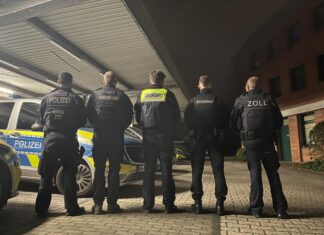 In einem gemeinsamen Einsatz kontrollierten die Ordnungsbehörden am Freitagabend unter anderem Gaststätten in Langenfeld. Foto: Polizei
