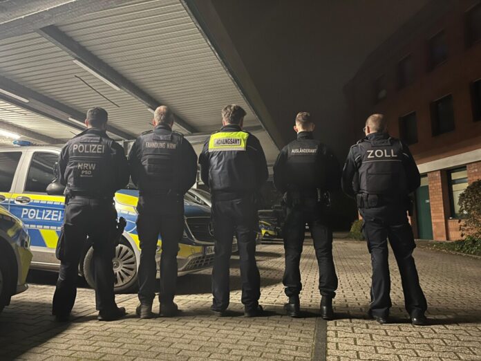 In einem gemeinsamen Einsatz kontrollierten die Ordnungsbehörden am Freitagabend unter anderem Gaststätten in Langenfeld. Foto: Polizei