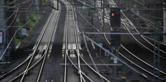 Nachdem eine Lok in Düsseldorf entgleist ist, kommt es zu Einschränkungen im Bahnverkehr. (Symbolbild) 