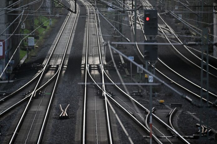 Nachdem eine Lok in Düsseldorf entgleist ist, kommt es zu Einschränkungen im Bahnverkehr. (Symbolbild) 