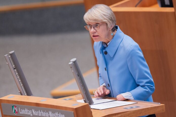 Die Bekämpfung des Lehrkräftemangels wird nach Worten von NRW-Schulministerin Dorothee Feller (CDU) noch lange dauern.