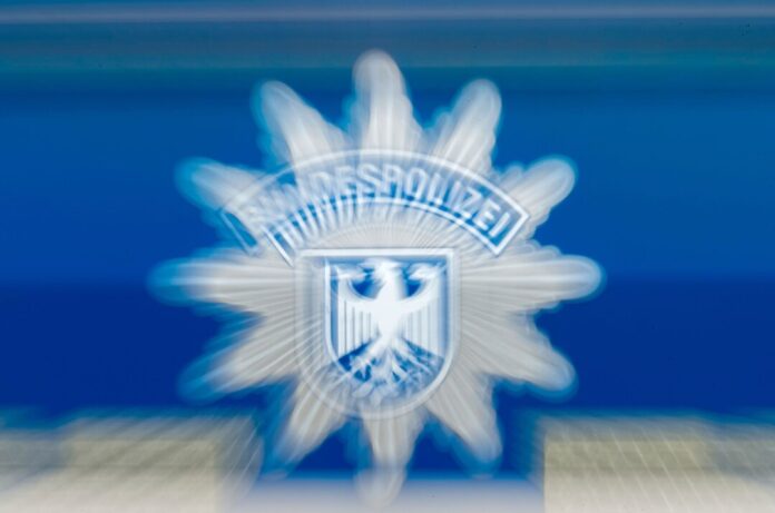 Zu glatt für eine Flucht zu Fuß: In Stolberg ist ein Verdächtiger wegen Schneeregens gleich zweimal gestürzt, als er vor der Polizei davonrennen wollte. Die Beamten nahmen ihn fest. (Symbolbild)