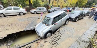 Böse Überraschung für diesen Autofahrer: Nach einem Wasserrohrbruch ist sein Auto in ein unterspültes Loch gerutscht. 