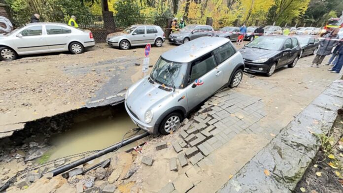 Böse Überraschung für diesen Autofahrer: Nach einem Wasserrohrbruch ist sein Auto in ein unterspültes Loch gerutscht. 