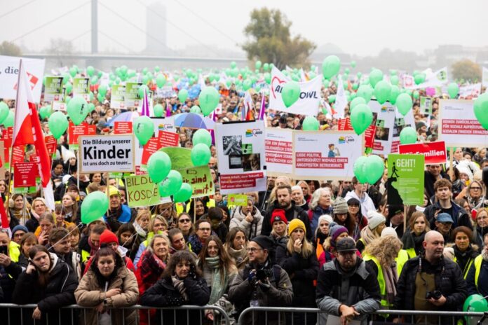 Mehr als 30.000 Menschen haben die Landesregierung aufgefordert, mehr Geld in Kitas und soziale Projekte zu investieren.