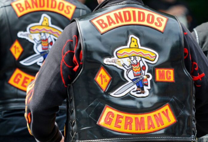 «Bandidos Germany» steht auf dem Rücken von Westen, die Mitglieder des seit 2021 verbotenen Motorradclubs tragen. (Archivfoto)