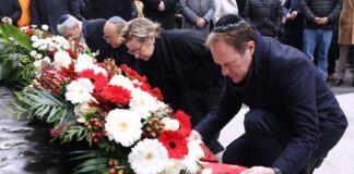 In Düsseldorf fand die zentrale Gedenkstunde zur Pogromnacht wegen des Schabbat - dem jüdischen Ruhetag - bereits am Freitagvormittag statt. Von rechts nach links: Düsseldorfs OB Stephan Keller, Sylvia Löhrmann, Antisemitismusbeauftragte des Landes, Landtagspräsident André Kuper und Oded Horowitz, Vorsitzender der Jüdischen Gemeinde.