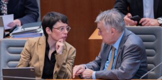 Auf NRW-Innenminister Herbert Reul (CDU) und Fluchtministerin Josefine Paul (Grüne) kommen im Untersuchungsausschuss des Landtags zur Aufarbeitung des Terroranschlags von Solingen Fragen zu.