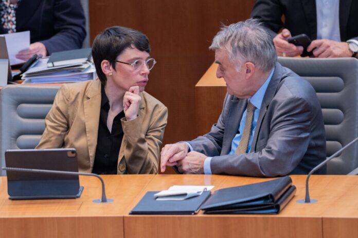 Auf NRW-Innenminister Herbert Reul (CDU) und Fluchtministerin Josefine Paul (Grüne) kommen im Untersuchungsausschuss des Landtags zur Aufarbeitung des Terroranschlags von Solingen Fragen zu.