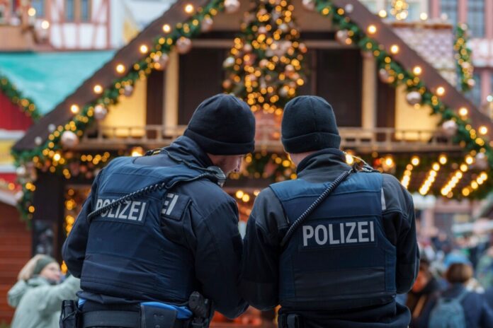 Präsenz zeigen und ansprechbar sein: Auch so will die Polizei für mehr Sicherheit auf Weihnachtsmärkten sorgen.(Symbolbild)