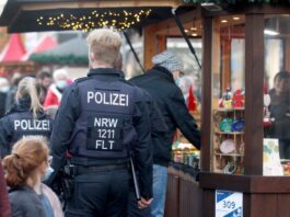 Auch in diesem Jahr zeigt die Polizei in Nordrhein-Westfalen auf Hunderten Weihnachtsmärkten Präsenz. (Archivbild)