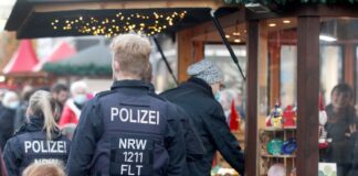 Auch in diesem Jahr zeigt die Polizei in Nordrhein-Westfalen auf Hunderten Weihnachtsmärkten Präsenz. (Archivbild)