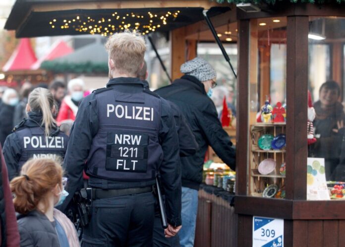 Auch in diesem Jahr zeigt die Polizei in Nordrhein-Westfalen auf Hunderten Weihnachtsmärkten Präsenz. (Archivbild)