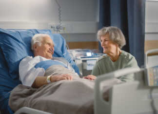 Das Helios-Klinikum Niederberg zur Informationsveranstaltung rund um das Thema Dekubitusprophylaxe und -therapie ein. Foto: Helios-Klinikum/iStock-1353357493