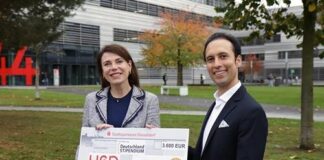 Jorge Yen, Präsident des Rotary Clubs Ratingen, überreicht Simone Fischer, HSD-Sprecherin und Dezernentin für Kommunikation & Marketing, symbolisch einen Scheck in Höhe der beiden Deutschlandstipendien, die der Club zunächst für ein Jahr vergibt. Foto: HSD