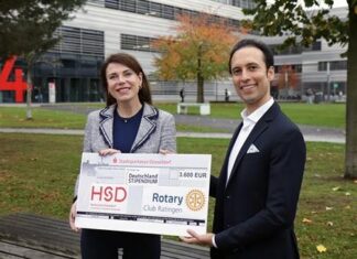 Jorge Yen, Präsident des Rotary Clubs Ratingen, überreicht Simone Fischer, HSD-Sprecherin und Dezernentin für Kommunikation & Marketing, symbolisch einen Scheck in Höhe der beiden Deutschlandstipendien, die der Club zunächst für ein Jahr vergibt. Foto: HSD
