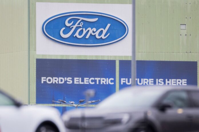 Insgesamt peilt Ford in Europa den Abbau von 4.000 Stellen an, 800 davon in Großbritannien und 300 in anderen EU-Staat. 