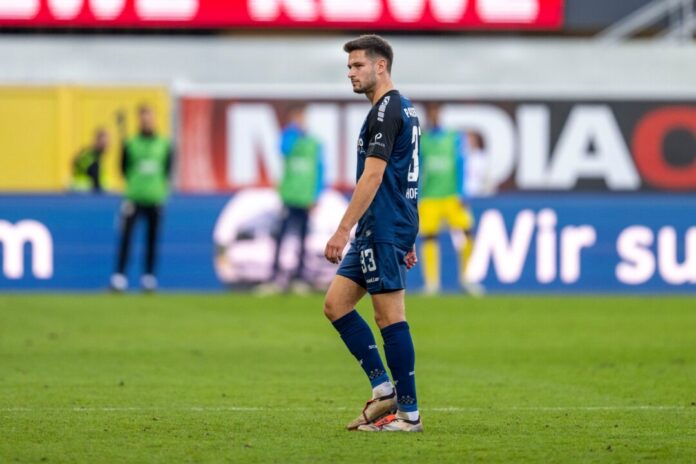 Paderborns Marcel Hoffmeier wurde mit Rot vom Platz gestellt.