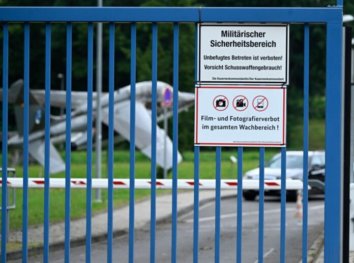 Wieder Löcher im Zaun entdeckt: Luftwaffenkaserne der Bundeswehr in Köln-Wahn (Archivfoto)