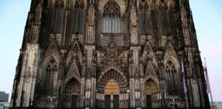 Wegen einer herrenlosen Tasche konnte ein Gottesdienst im Kölner Dom erst später beginnen. (Archivbild)