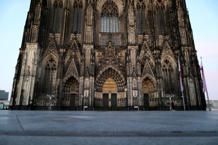 Wegen einer herrenlosen Tasche konnte ein Gottesdienst im Kölner Dom erst später beginnen. (Archivbild)