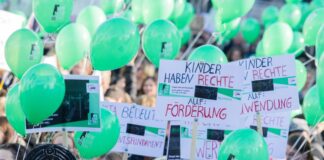 Rund 22.000 Menschen haben sich vor einem Jahr an einer Demo gegen Einsparungen im Sozialbereich beteiligt - mit ähnlich vielen Menschen rechnen die Veranstalter in diesem Jahr. (Archivbild)