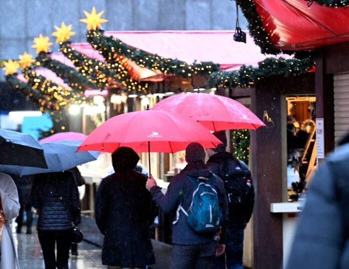 Auf dem Weihnachtsmarkt könnte es nass werden. Außerdem wird es deutlich wärmer. (Symbolbild)