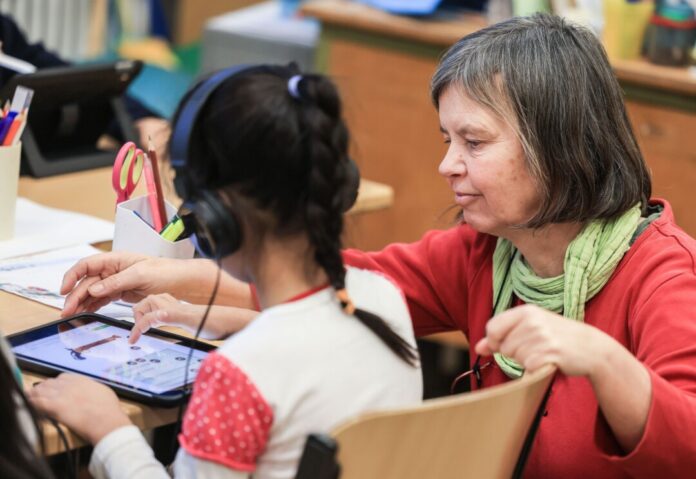 An Schulen in NRW sind aktuell laut Schulministerium 7.100 Personen mehr tätig als Ende 2022 (Archivbild).