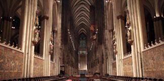 In NRW ist die Zahl der Kirchenaustritte auch in diesem Jahr hoch geblieben (Archivbild).