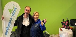 Simon Wilde von der Mettmanner Tafel mit Inge Wach. Foto: Diakonie