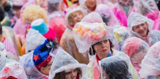 Der Karnevalsauftakt fand in Köln diesmal bei strömendem Regen statt.