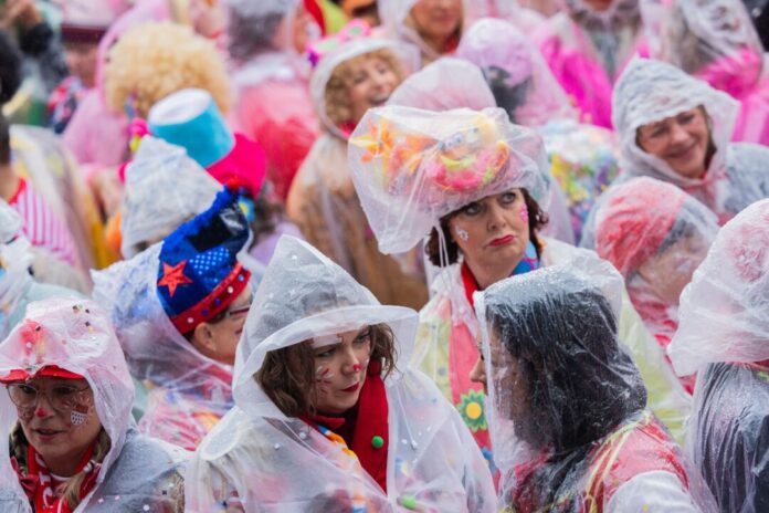 Der Karnevalsauftakt fand in Köln diesmal bei strömendem Regen statt.