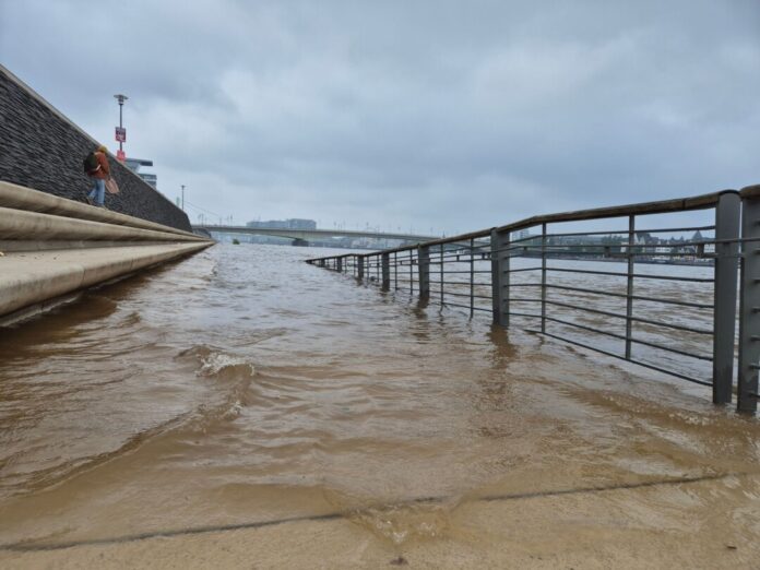 Mit Hilfe von mehr als 300 Pegeln wollen die Behörden die Menschen in Nordrhein-Westfalen rechtzeitig vor Hochwasser warnen. (Archivbild)