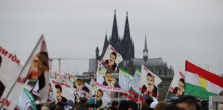 Unter dem Motto «Freiheit für Öcalan» wird in Köln demonstriert.