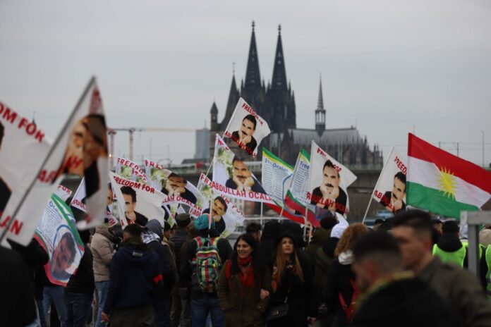 Unter dem Motto «Freiheit für Öcalan» wird in Köln demonstriert.