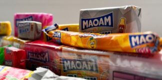 Maoam-Kaubonbons von Haribo liegen auf einem Fenstersims. Diese Süßigkeiten werden in Neuss (NRW) hergestellt. 