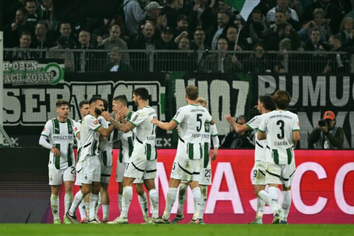 Die Gladbacher Spieler feiern den klaren Sieg gegen den SV Werder Bremen. 