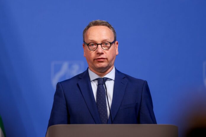 NRW-Justizminister Benjamin Limbach informiert die Öffentlichkeit über das weitere Vorgehen bei der Besetzung der Stelle der Präsidentin oder des Präsidenten des Oberverwaltungsgerichts NRW. (Archivbild)