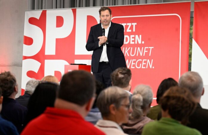 SPD-Chef Lars Klingbeil warnt seine Partei vor einem internen Machtkampf um die Kanzlerkandidaten-Frage.