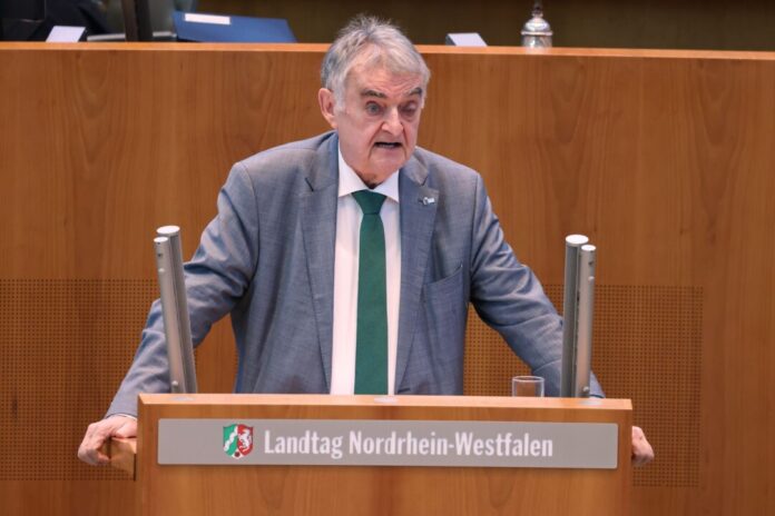 Herbert Reul will auch neue Stellen im Innenministerium schaffen. (Archivbild) 