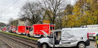 Nach dem Zusammenstoß mit einer Straßenbahn konnte sich der schwer verletzte Fahrer selbst aus dem Auto befreien. 