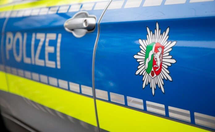 Schwerer Unfall in Moers: Ein Auto überschlägt sich, vier Personen werden verletzt. (Archivbild) 