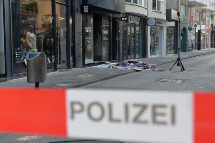 Die Explosionsserie in Köln geht nach Einschätzung der Ermittler wohl auf eine Kölner Täter-Gruppierung zurück. Es gebe nur vereinzelte Bezüge in die Niederlande. 